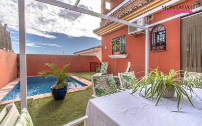 Jardí de Casa adosada en venda en Peligros amb Aire condicionat, Terrassa i Piscina