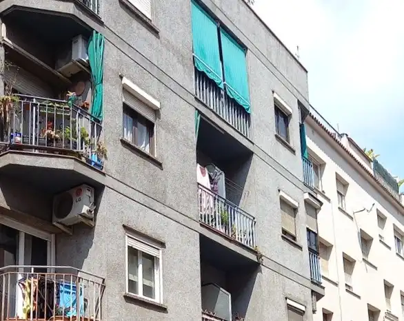 Vista exterior de Pis en venda en Santa Coloma de Gramenet