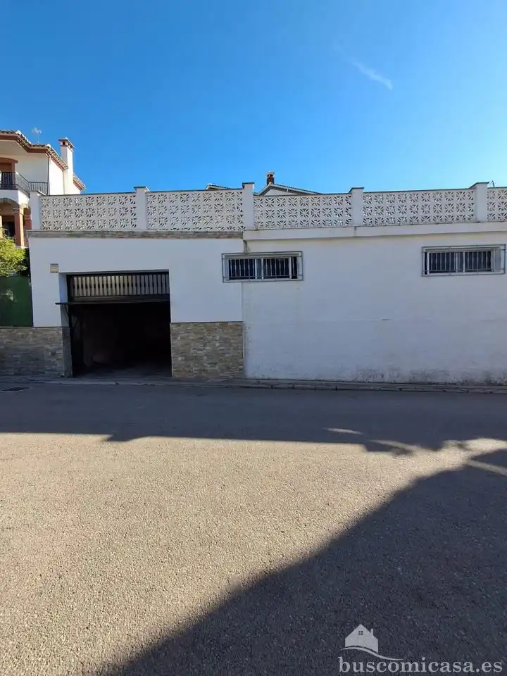 Vista exterior de Casa o xalet en venda en Loja amb Aire condicionat, Jardí privat i Terrassa
