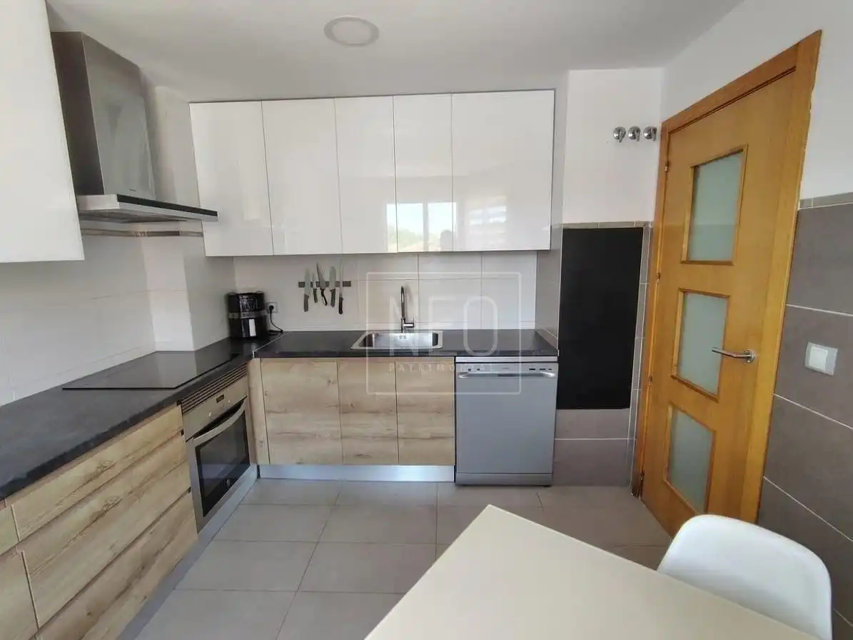 Cocina de Casa adosada en venta en Villalbilla con Aire acondicionado, Calefacción y Jardín privado