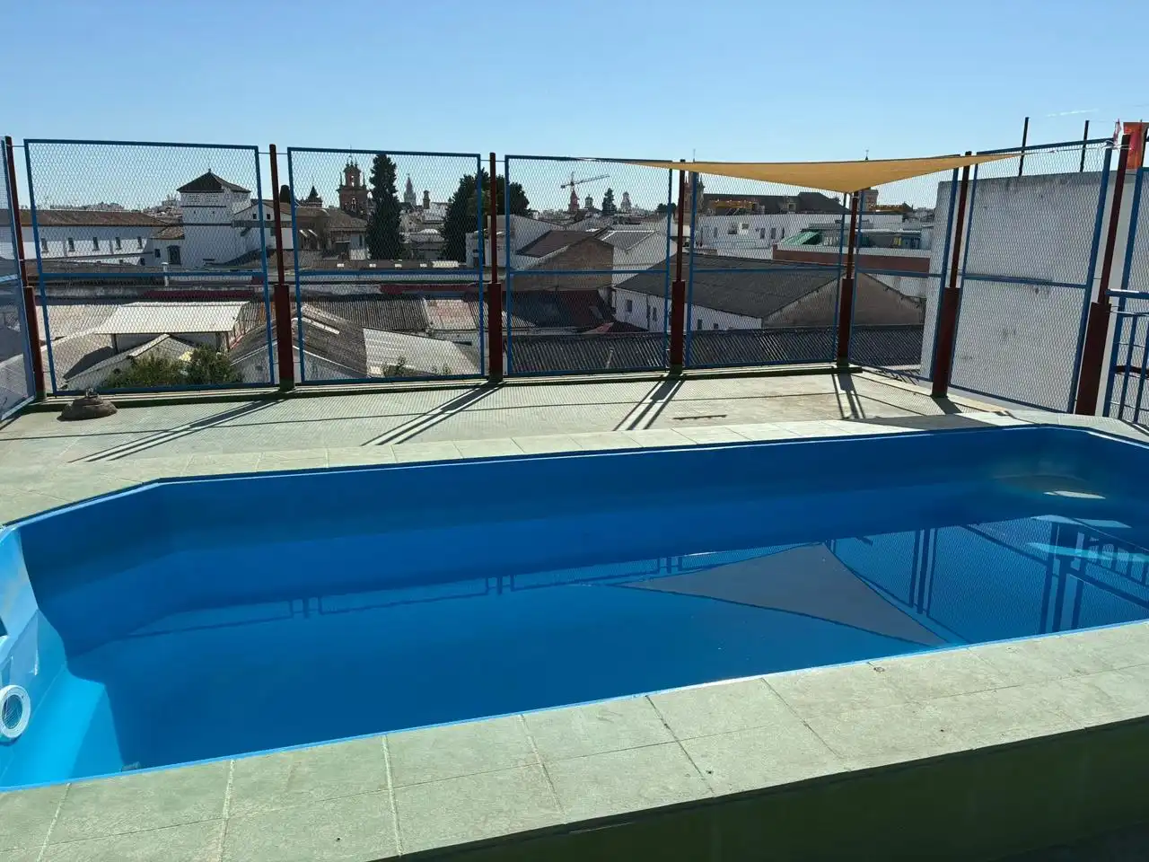 Ground floor with pool to rent in Casco Antiguo