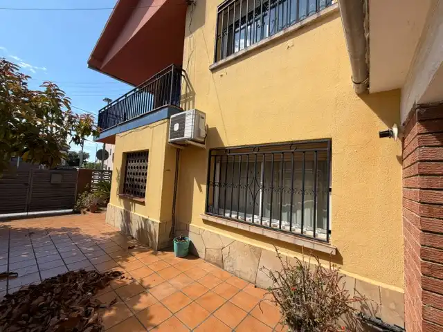 Vista exterior de Casa adosada en venta en Premià de Mar con Aire acondicionado, Calefacción y Jardín privado
