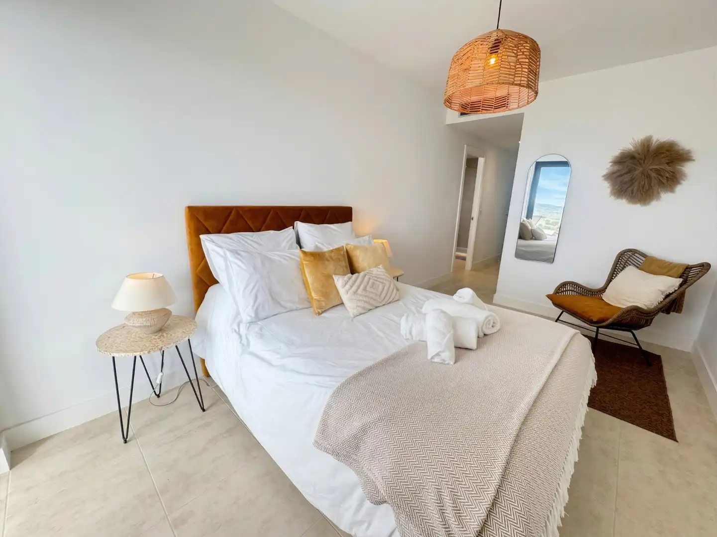 Schlafzimmer von Dachboden zum Verkauf in Manilva mit Klimaanlage, Heizung und Terrasse