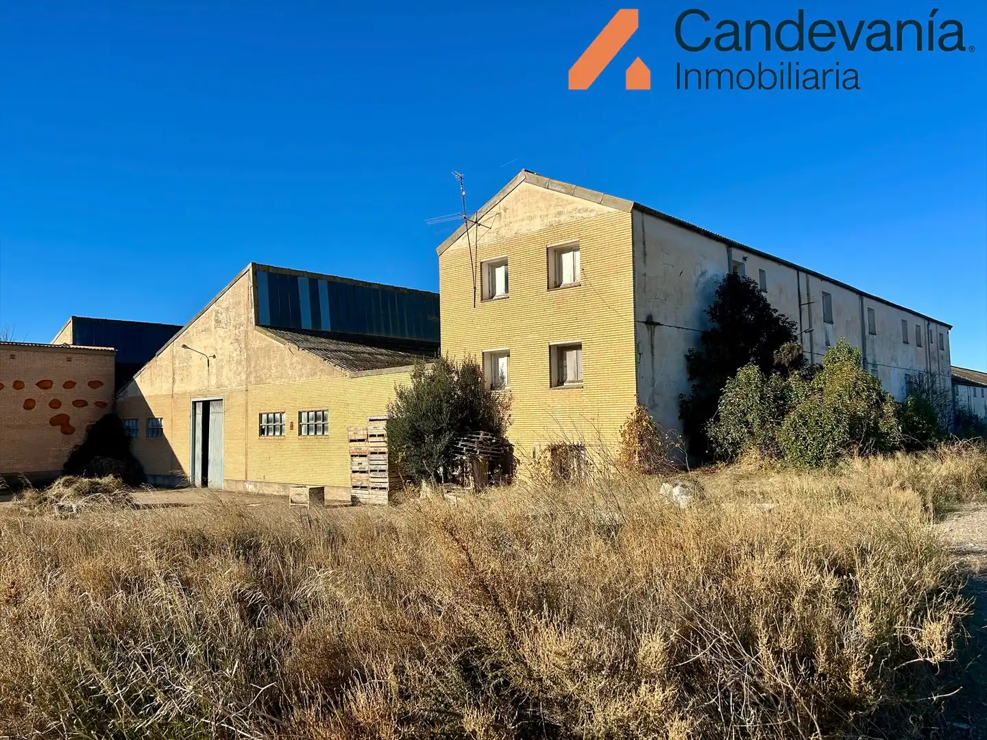 Vista exterior de Nave industrial en venta en Zuera