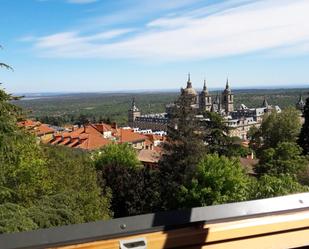 Vista exterior de Casa adosada de lloguer en San Lorenzo de El Escorial amb Calefacció, Parquet i Terrassa