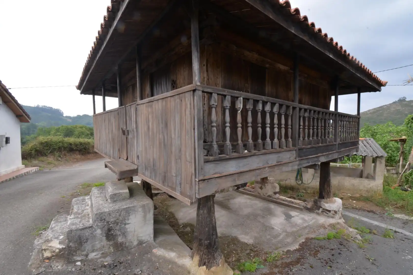 Vista exterior de Finca rústica en venda en Oviedo  amb Traster