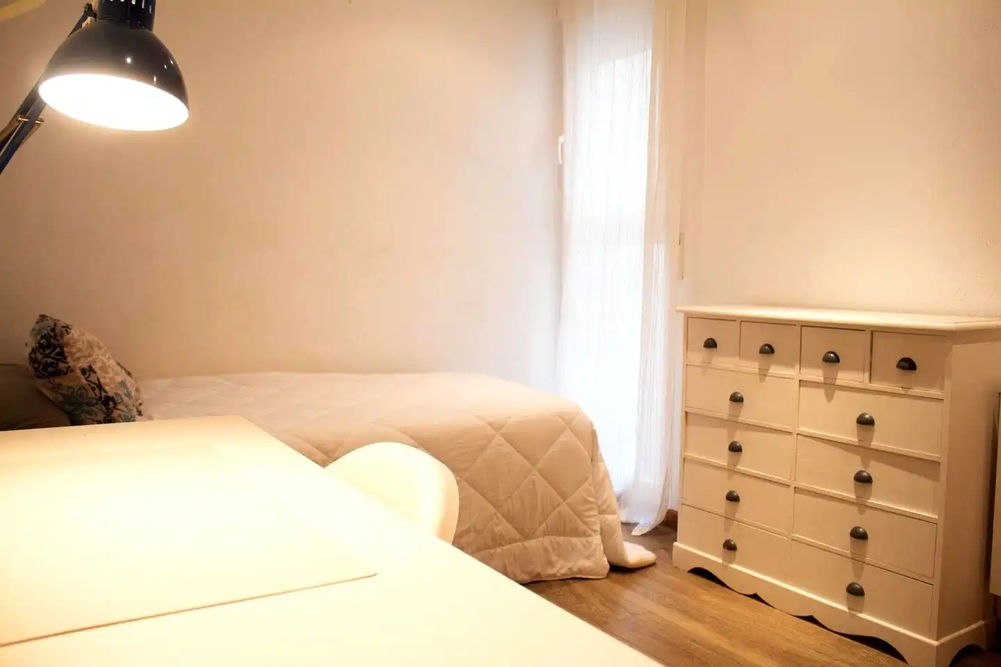 Dormitori de Apartament de lloguer en Valencia amb Aire condicionat, Moblat i Balcó