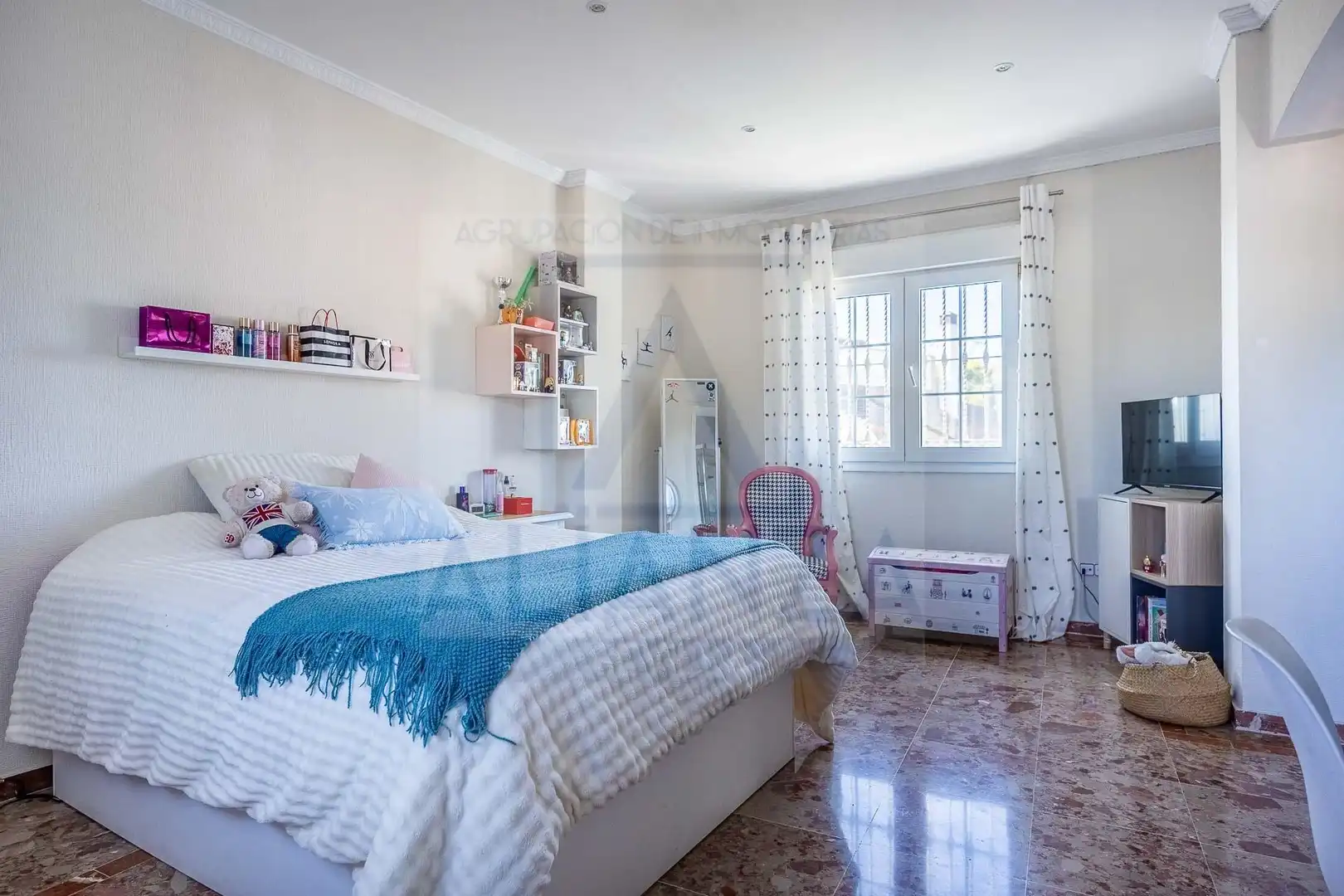 Bedroom of Houses for sale in Valencina de la Concepción  with Air Conditioner, Private garden and Community pool