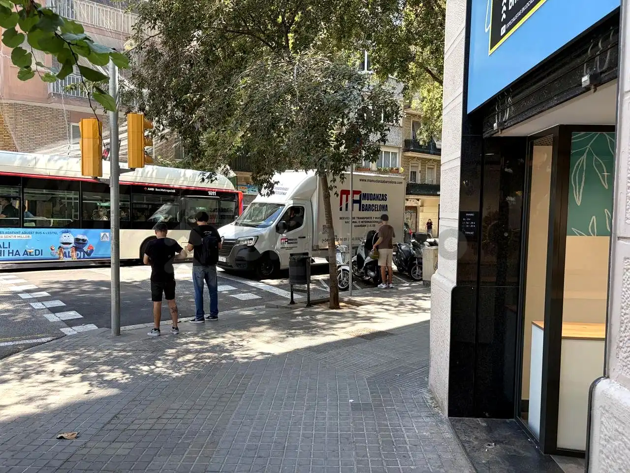 Vista exterior de Local en venda en Barcelona amb Aire condicionat