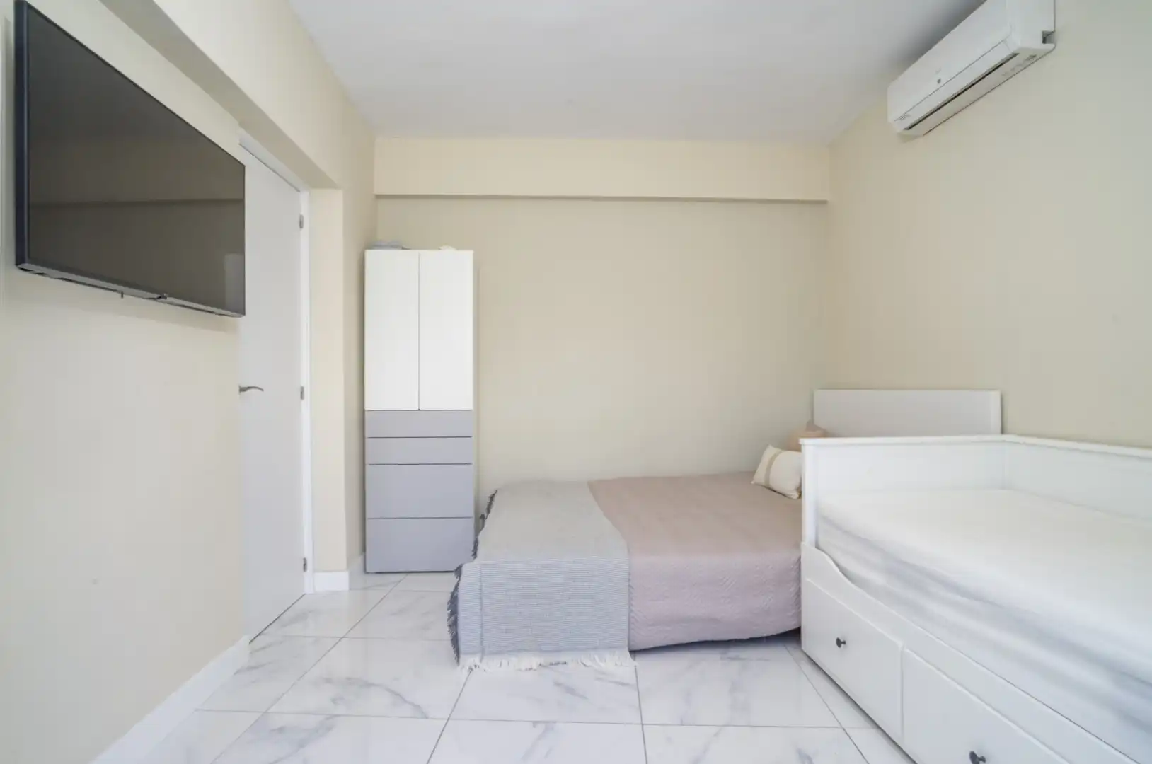 Habitación de Planta baja en venta en Marbella con Aire acondicionado, Terraza y Piscina