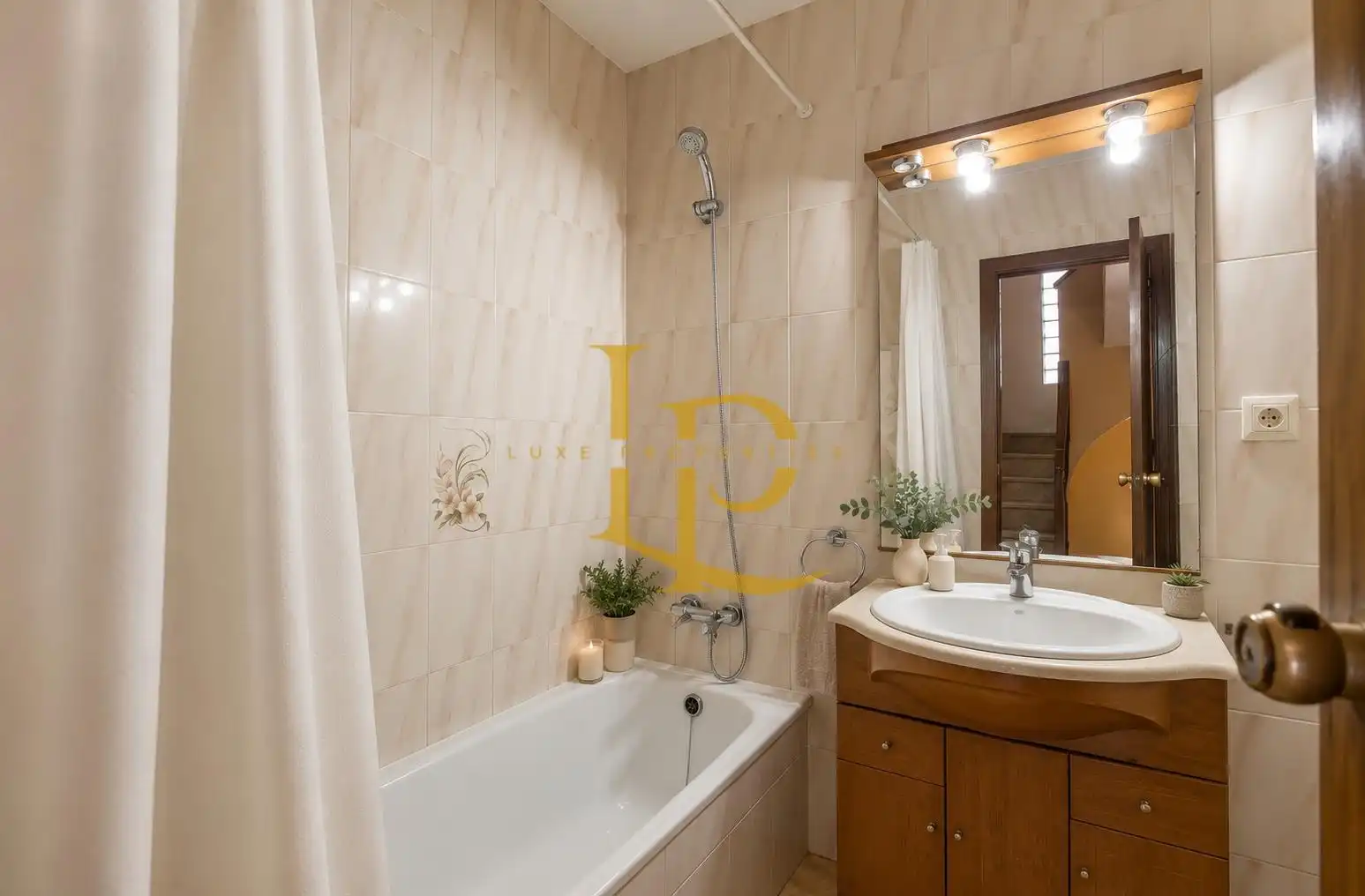 Baño de Casa adosada en venta en Sant Cugat del Vallès con Aire acondicionado, Calefacción y Jardín privado