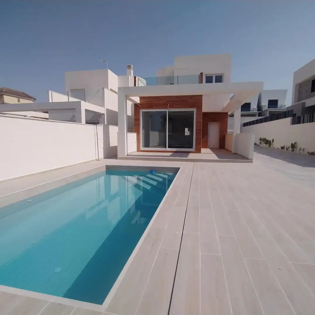 Chalet con piscina en venta en Nueva Torrevieja - Aguas Nuevas