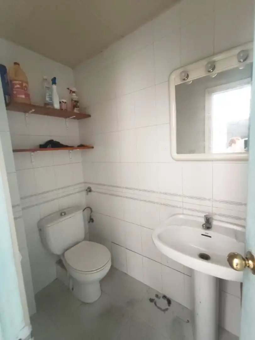 Baño de Local de alquiler en Abrera