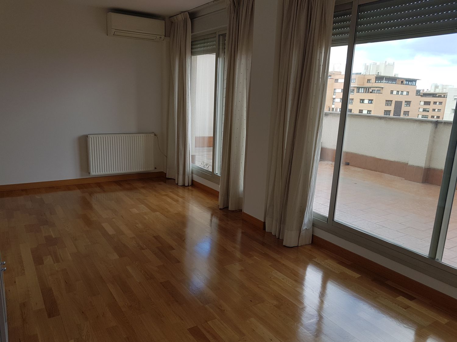 Sala d'estar de Pis de lloguer en  Madrid Capital amb Aire condicionat, Calefacció i Parquet