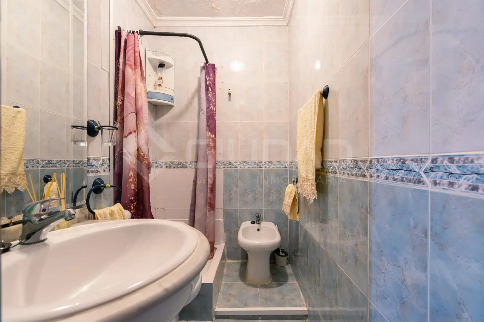 Bathroom of Flat for sale in Sevilla  with Air Conditioner