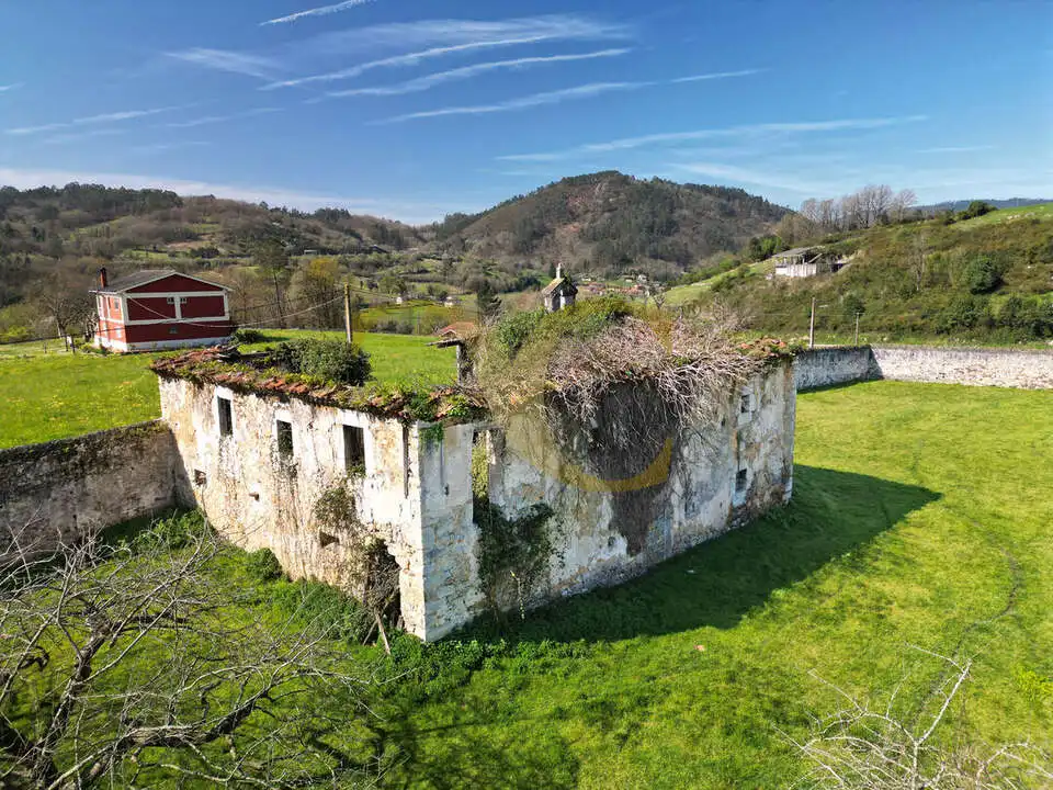 Vista exterior de Casa o chalet en venta en Las Regueras   con Jardín privado