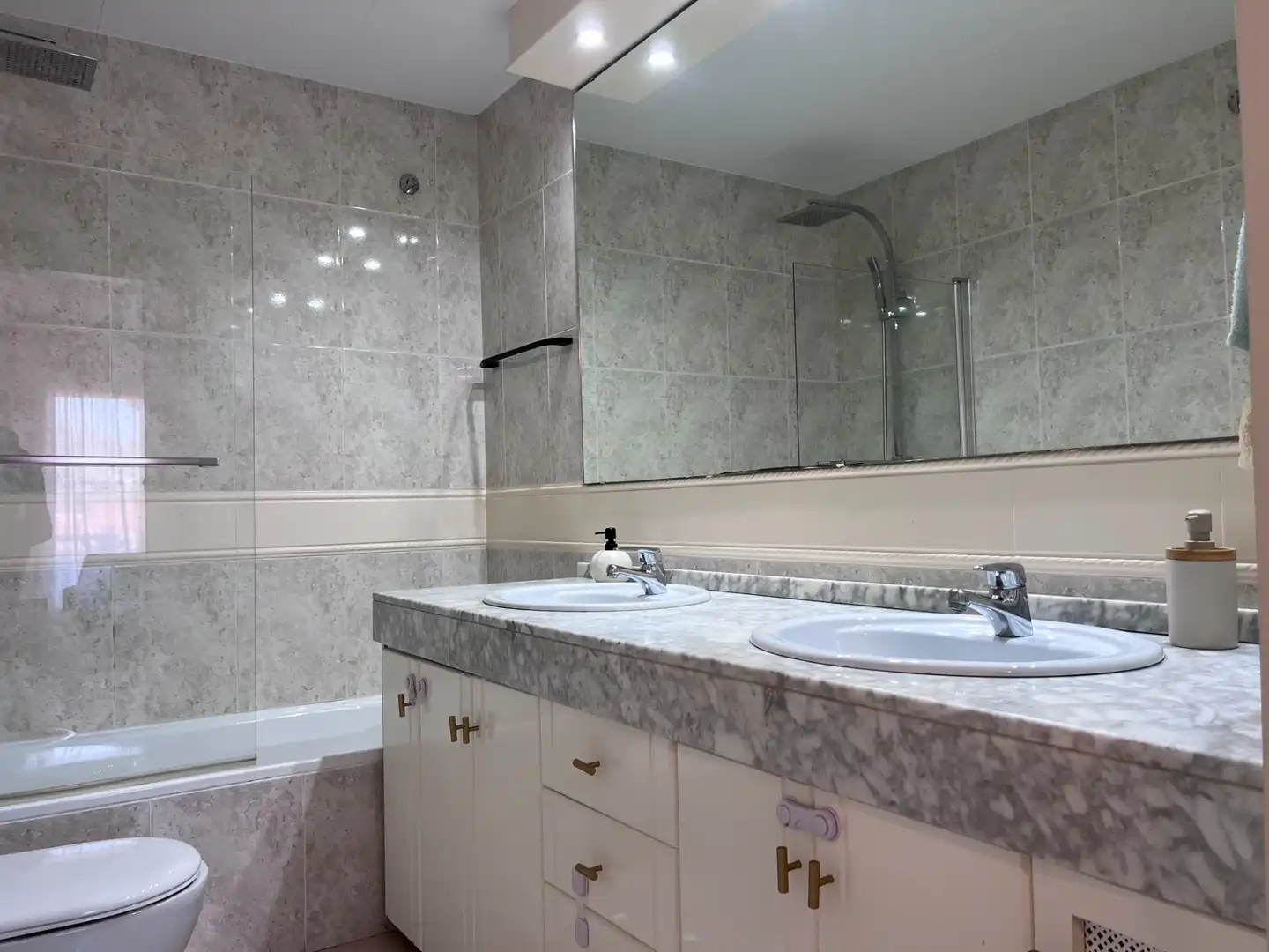 Bathroom of Flat for sale in Vilassar de Dalt  with Air Conditioner, Heating and Parquet flooring