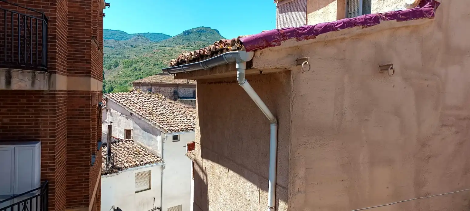 Vista exterior de Casa o xalet en venda en Viguera amb Calefacció, Terrassa i Balcó