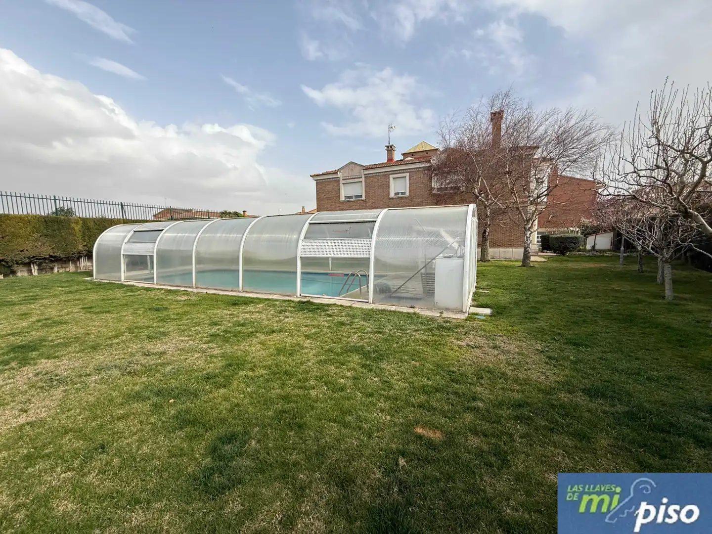 Piscina de Casa o xalet en venda en Santovenia de Pisuerga amb Calefacció, Jardí privat i Parquet