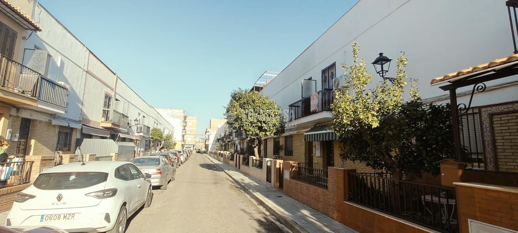 Vista exterior de Casa adosada en venda en La Rinconada amb Aire condicionat