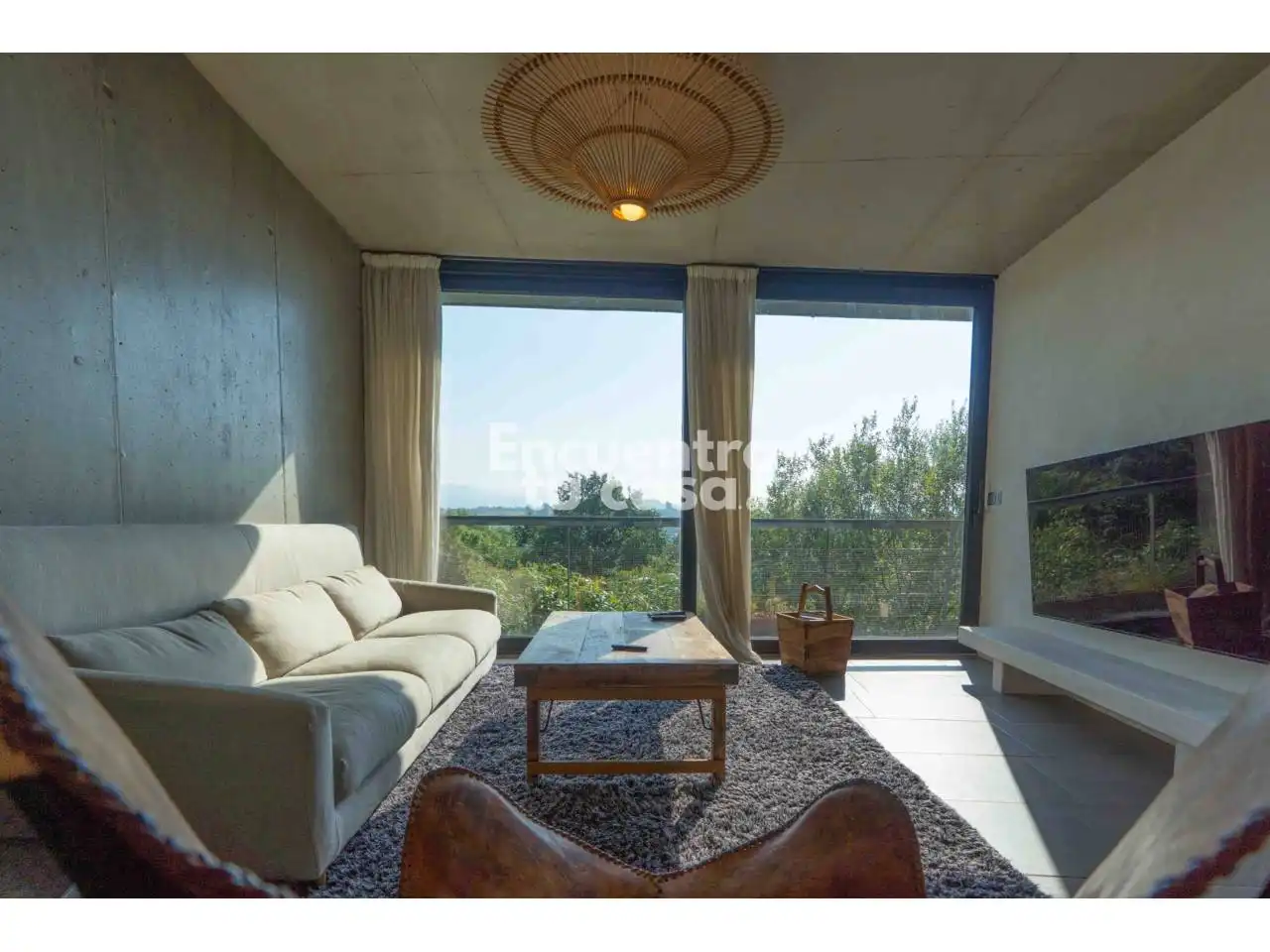 Sala d'estar de Casa o xalet en venda en Donostia - San Sebastián  amb Jardí privat, Terrassa i Piscina
