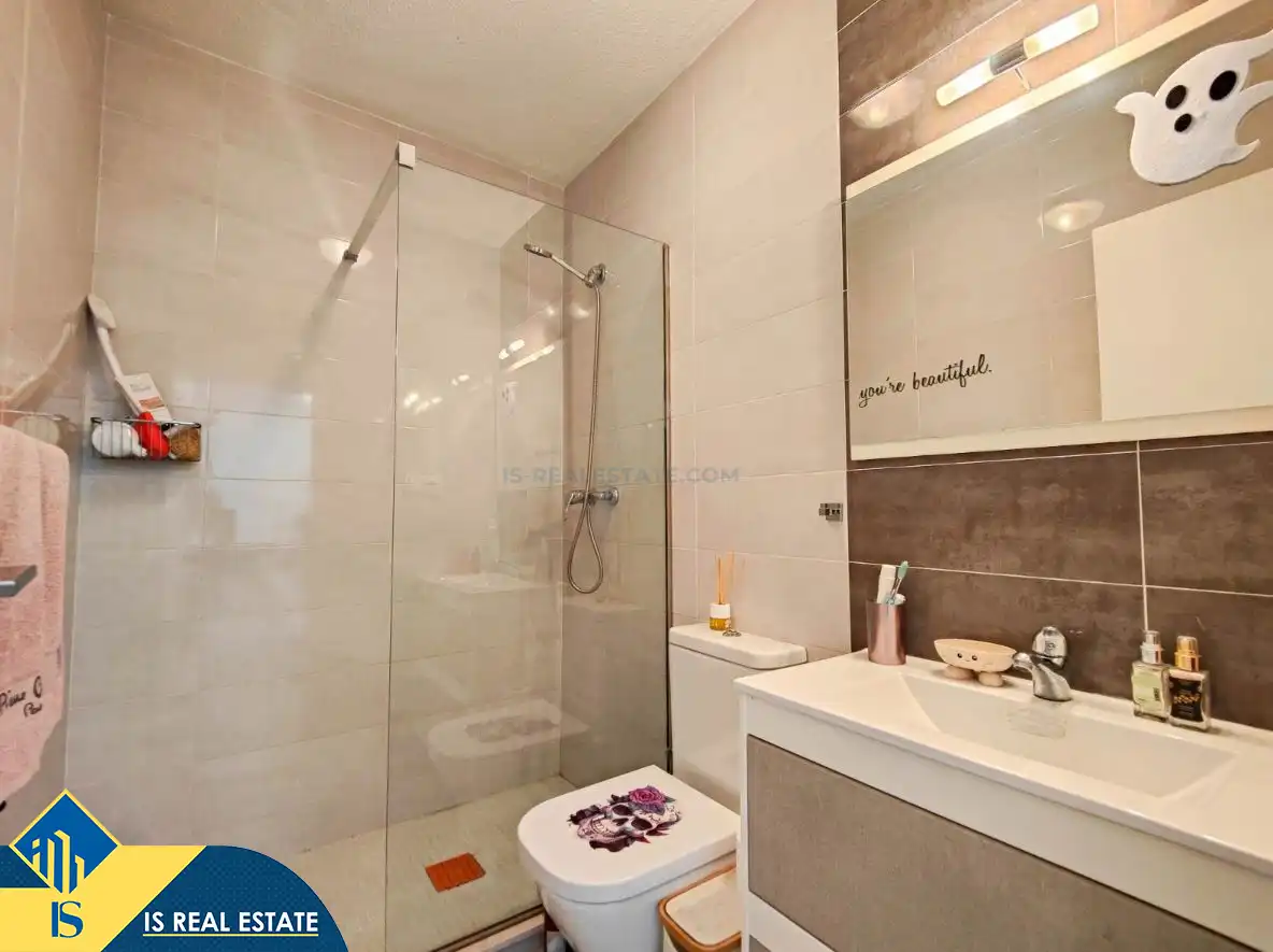 Baño de Casa adosada en venta en Torrevieja con Aire acondicionado, Calefacción y Jardín privado