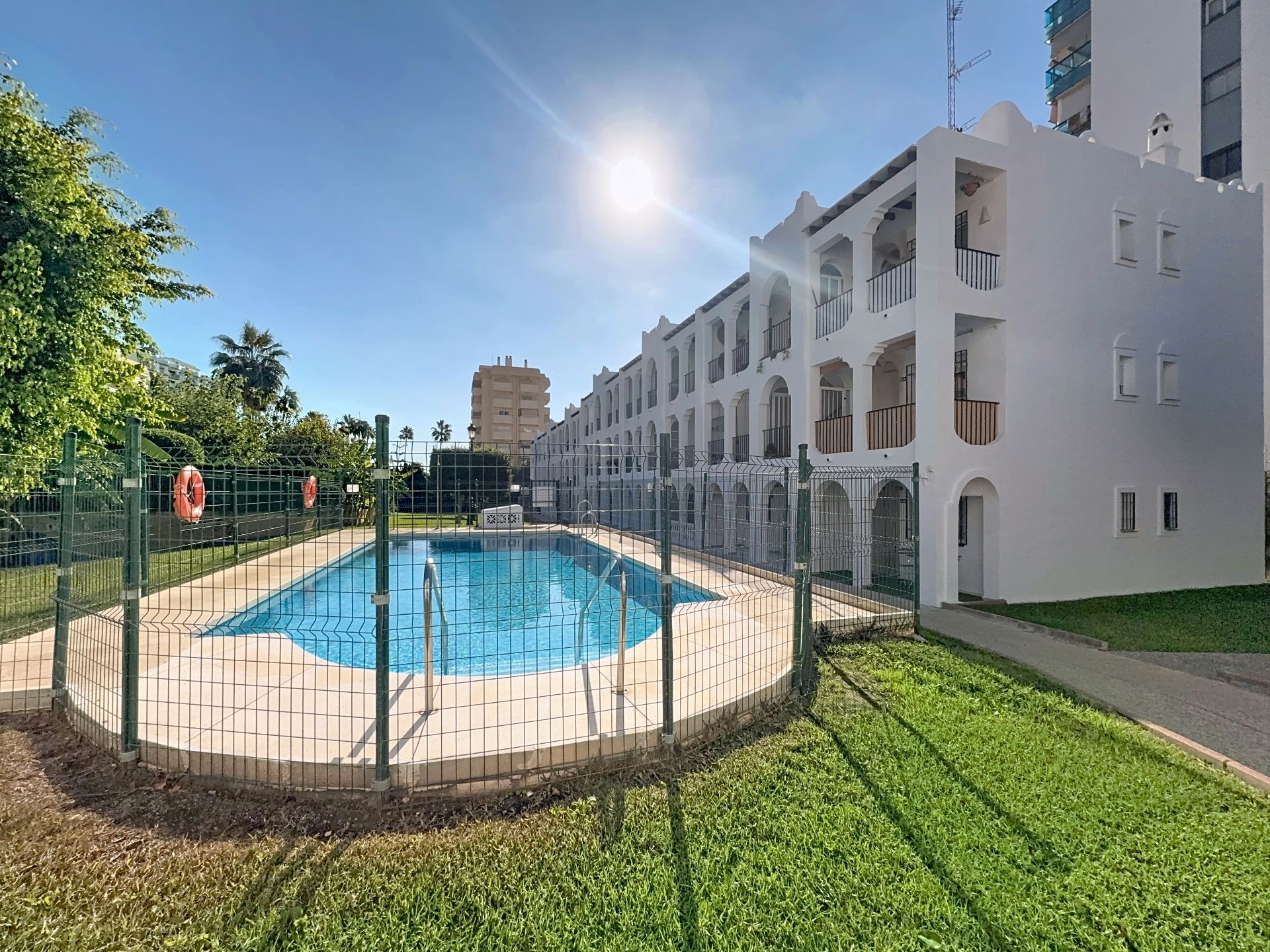 Piscina de Apartament de lloguer en Benalmádena amb Moblat, Rentadora i Piscina comunitària