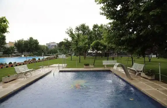Piscina de Planta baja en venta en Alcalá de Henares con Aire acondicionado, Calefacción y Amueblado