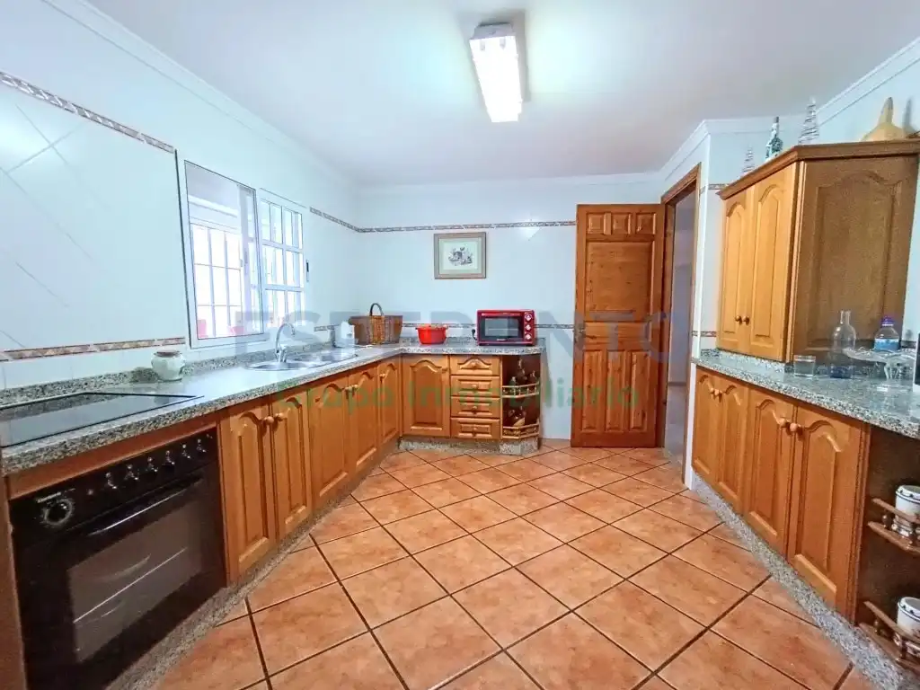 Cuina de Finca rústica en venda en Vélez-Málaga amb Aire condicionat, Jardí privat i Traster