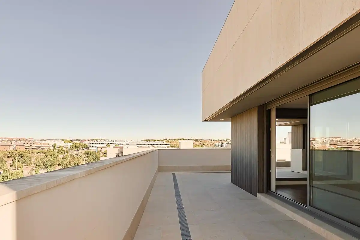 Terrasse von Dachboden zur Miete in Boadilla del Monte mit Terrasse, Abstellraum und Gemeinschaftspool
