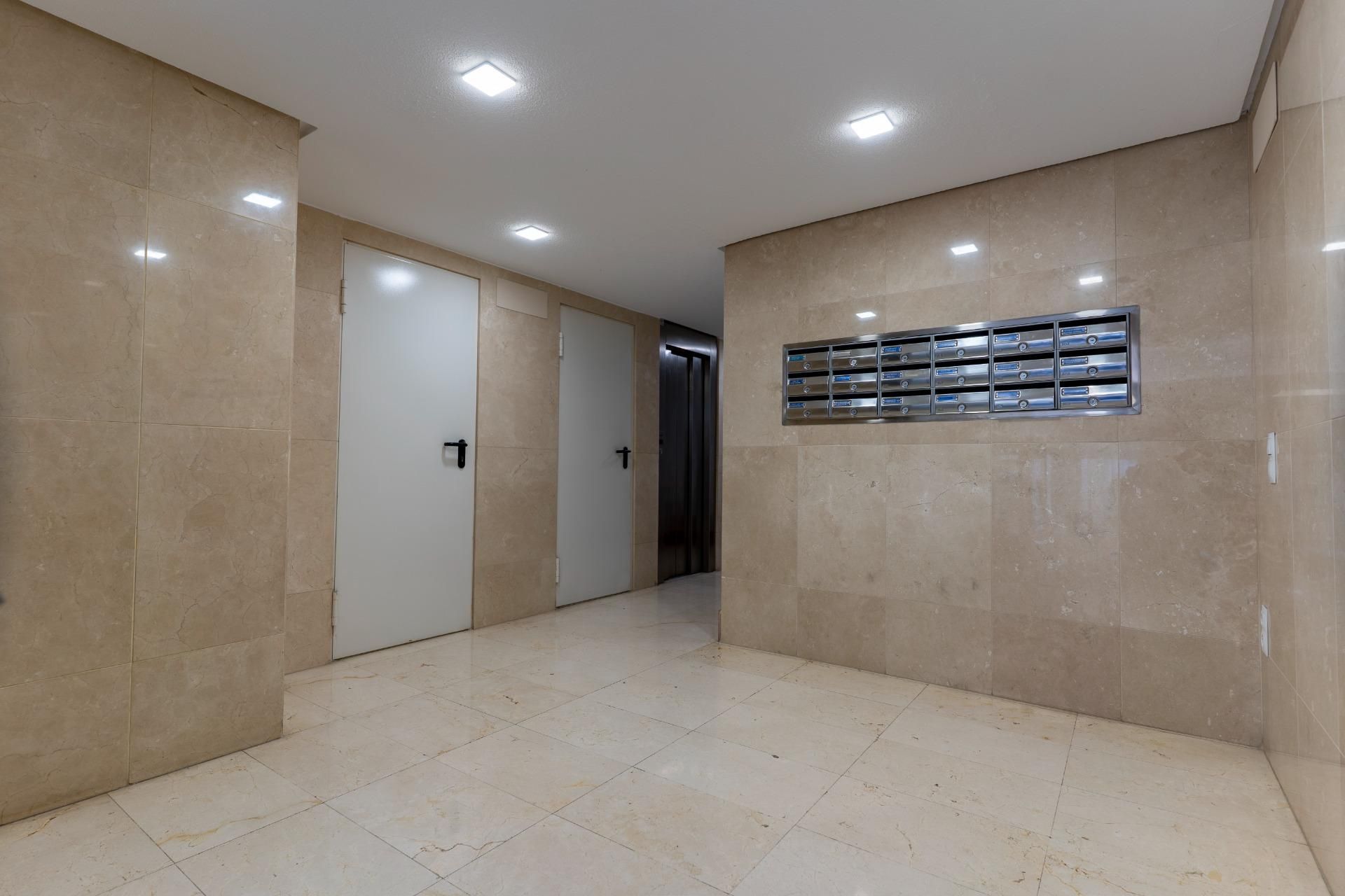 Flat for sale in  Valencia Capital  with Air Conditioner and Balcony