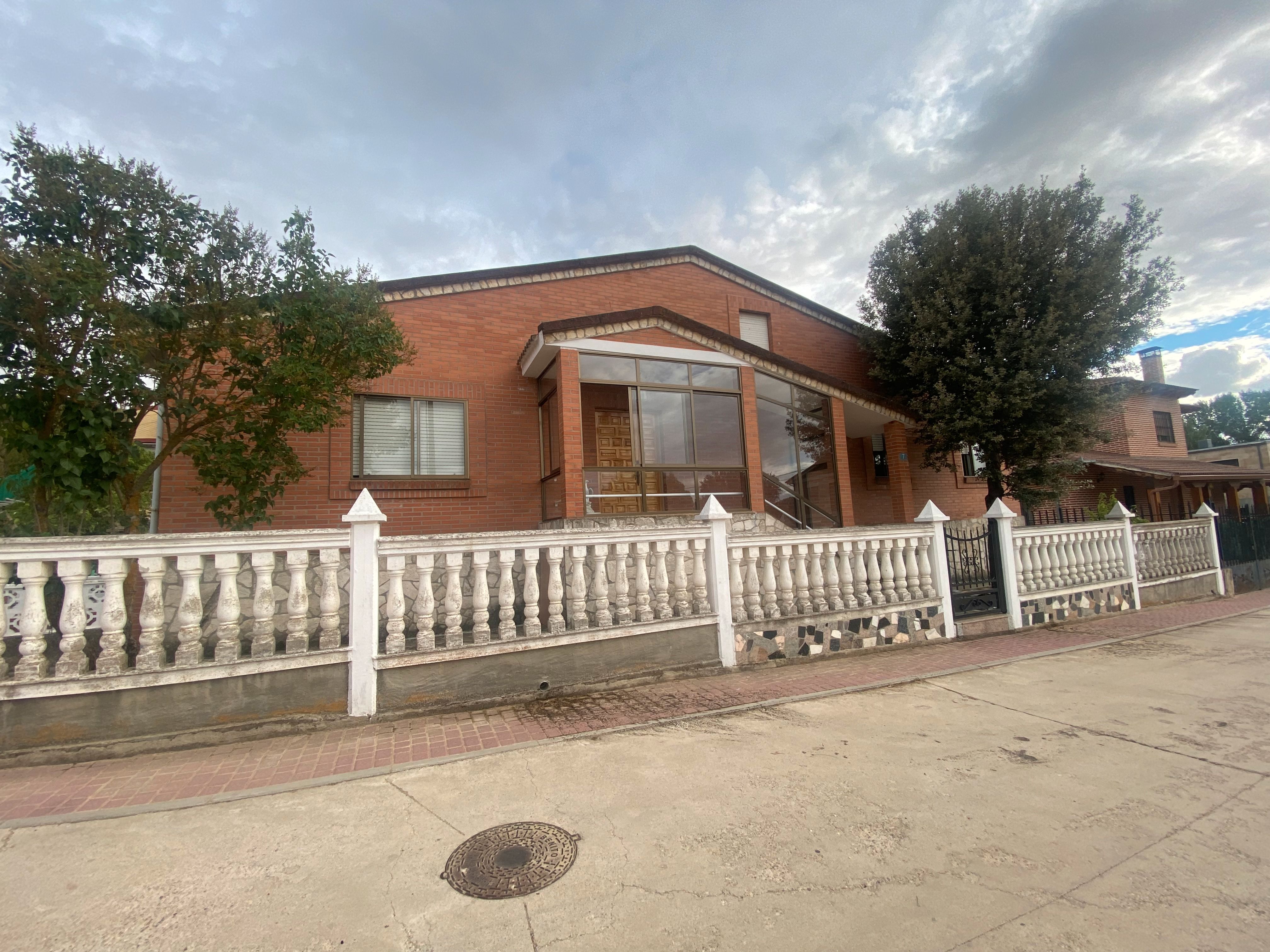 Vista exterior de Casa o xalet en venda en Astudillo amb Calefacció, Jardí privat i Parquet
