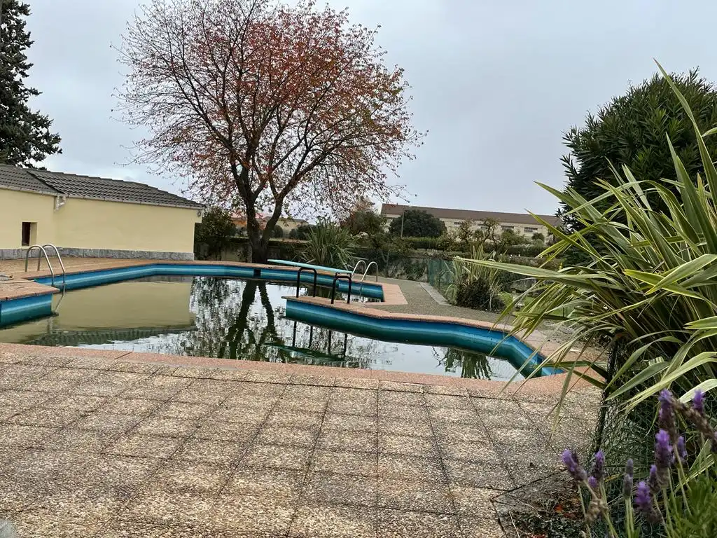 Piscina de Casa o xalet en venda en Castañares de Rioja amb Calefacció, Jardí privat i Parquet