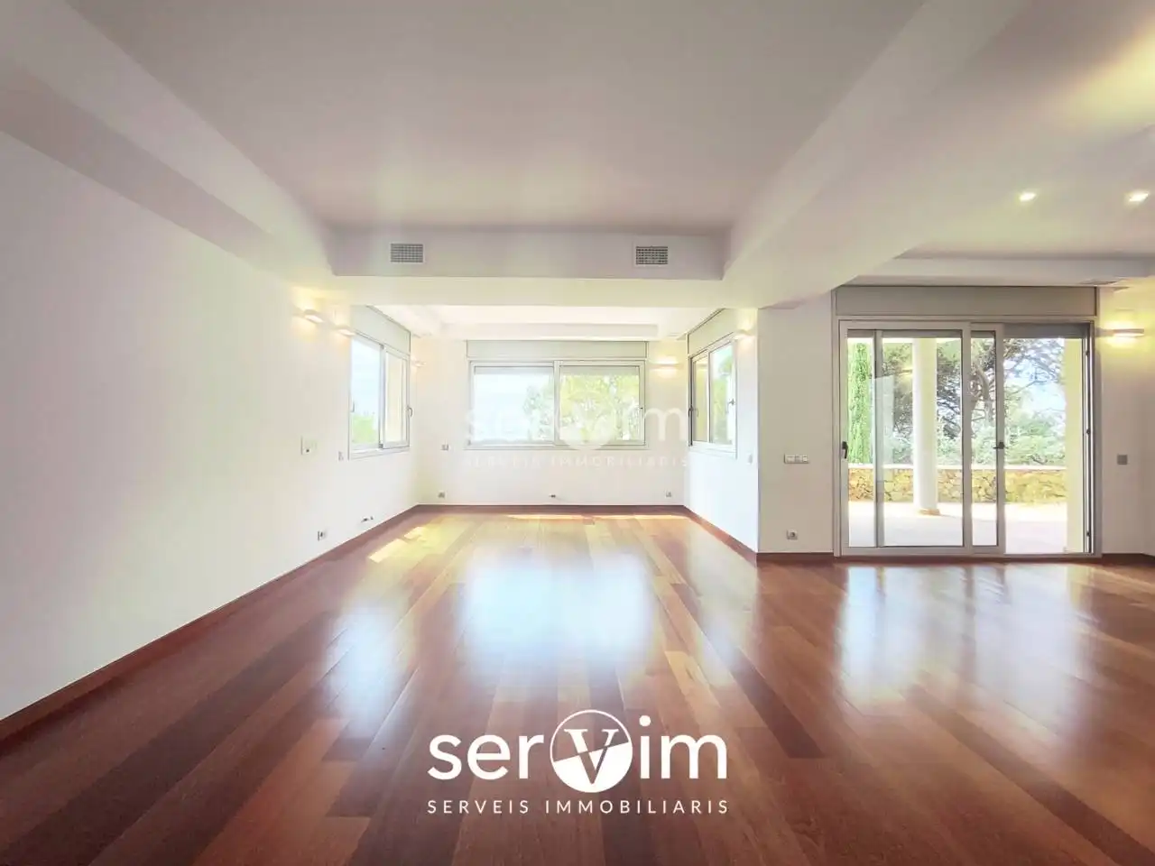 Sala d'estar de Casa o xalet en venda en Sant Feliu de Guíxols amb Aire condicionat, Jardí privat i Terrassa