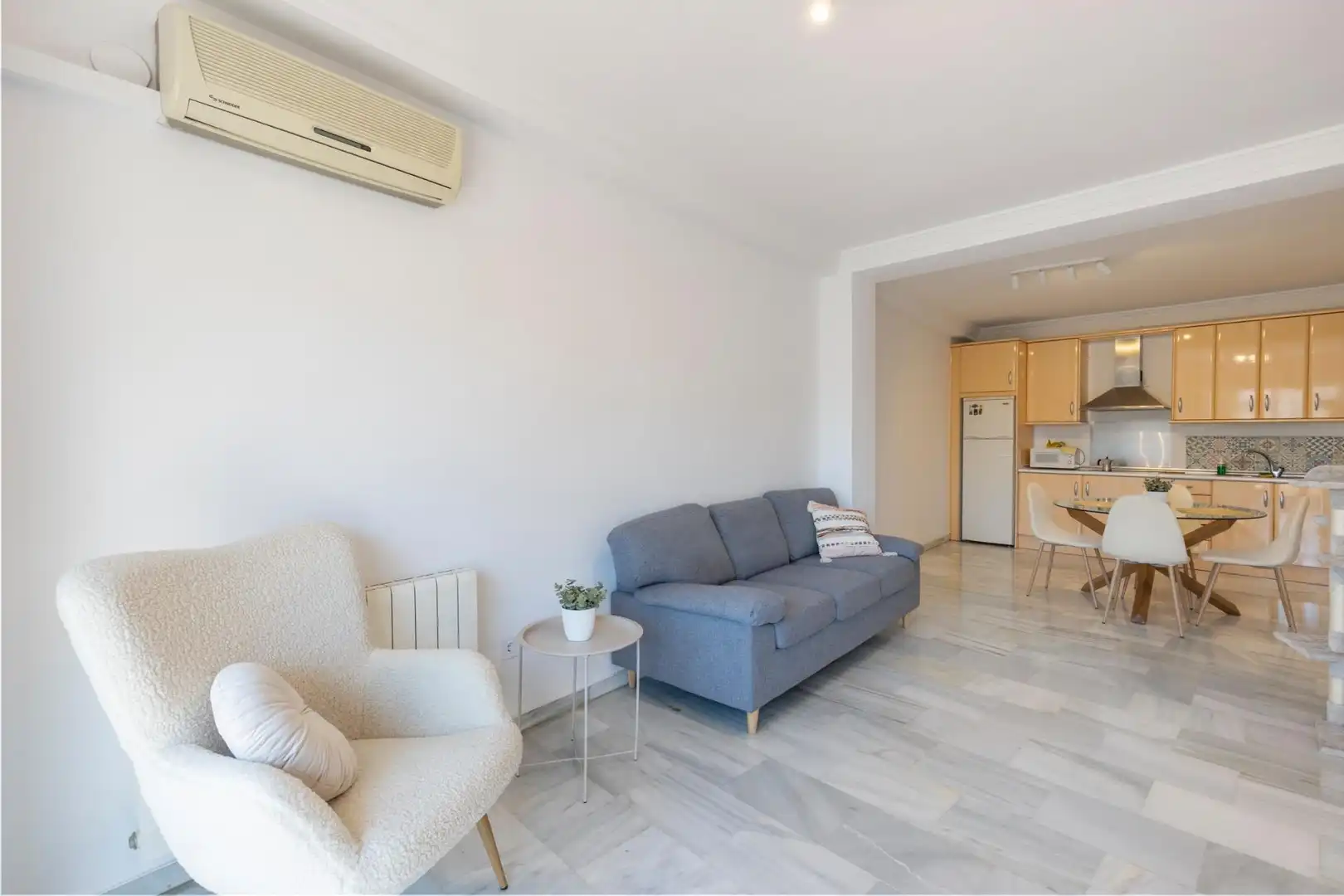 Living room of Flat for sale in  Granada Capital  with Air Conditioner, Heating and Terrace