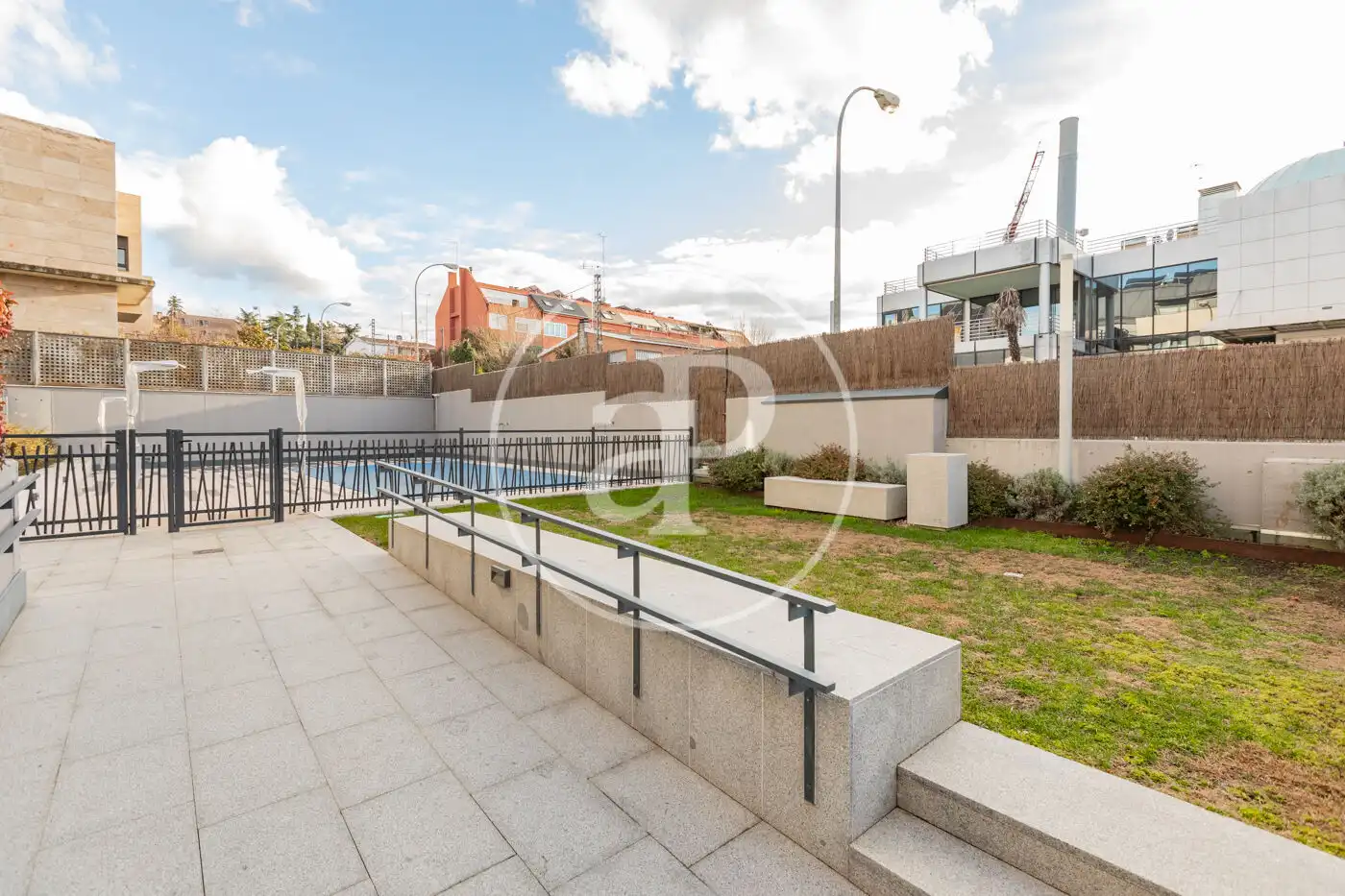 Vista exterior de Pis en venda en Pozuelo de Alarcón amb Aire condicionat, Calefacció i Jardí privat