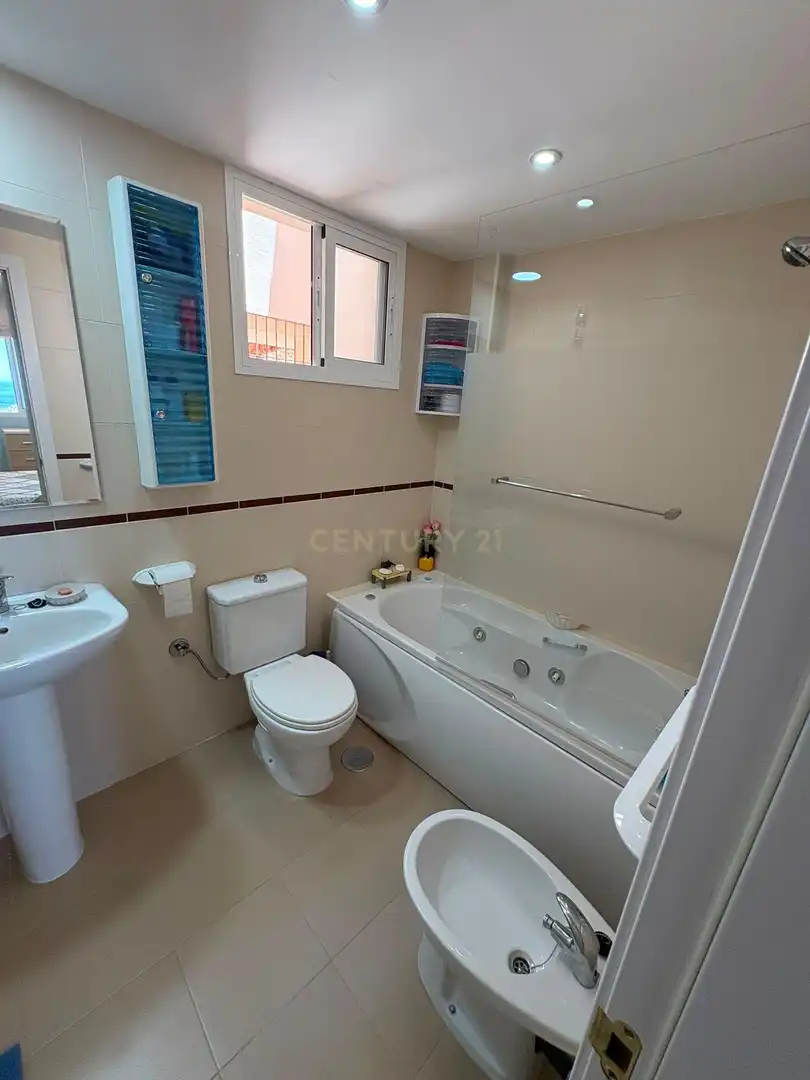 Baño de Apartamento de alquiler en Benalmádena con Horno y Piscina comunitaria