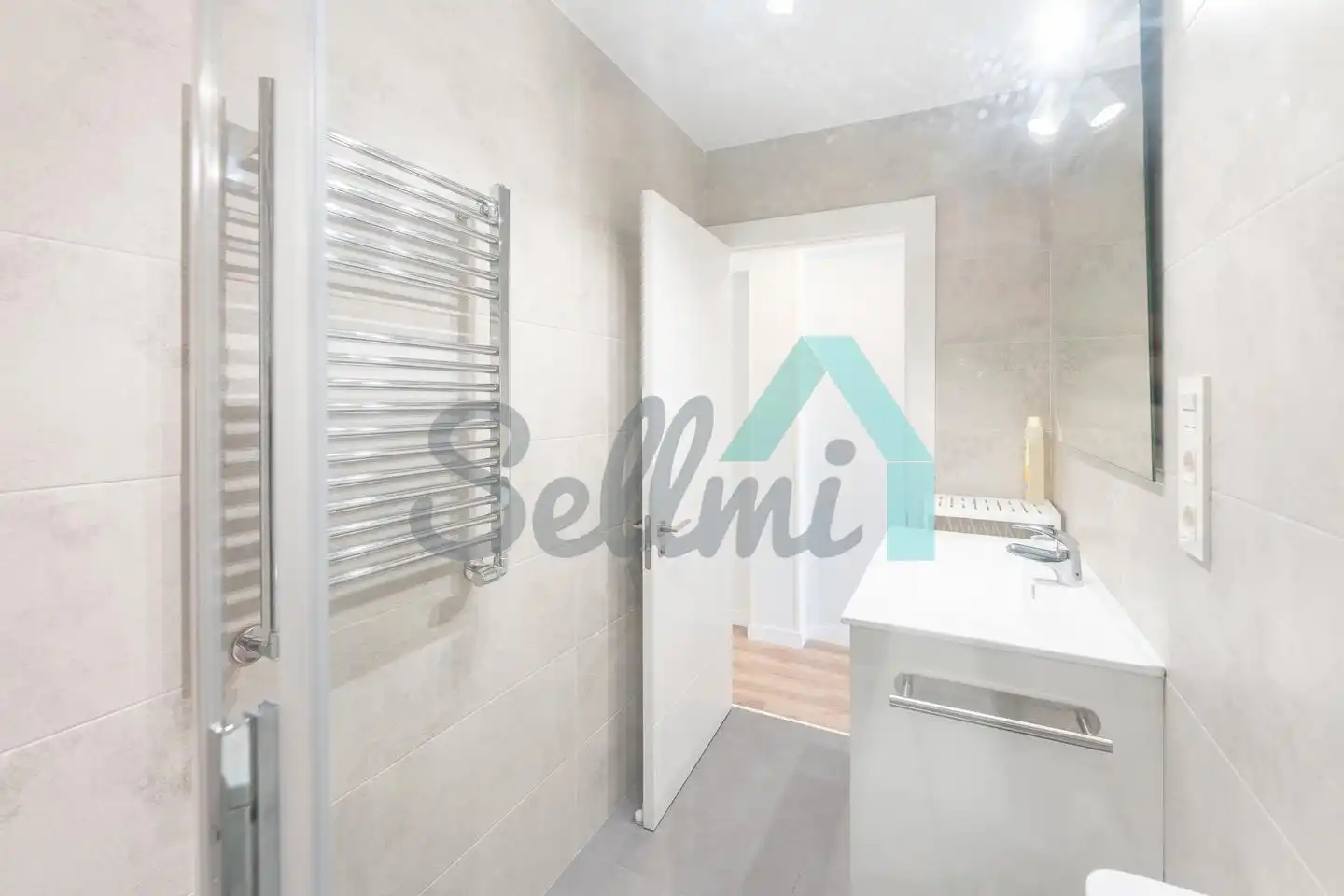 Bathroom of Flat for rent in Gijón   with Heating and Furnished