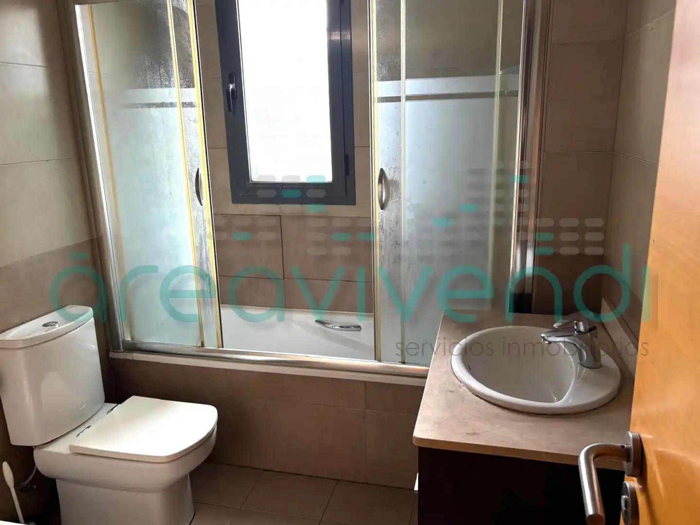 Baño de Casa adosada en venta en Castellón de la Plana / Castelló de la Plana con Aire acondicionado, Calefacción y Jardín privado