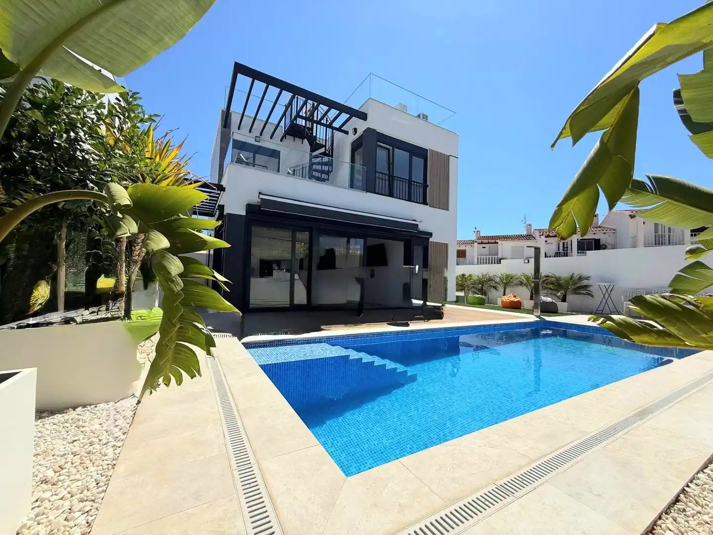 Piscina de Casa o xalet en venda en La Nucia amb Aire condicionat, Jardí privat i Terrassa