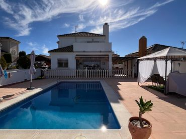 Xalet amb piscina en venda a Calle MIGUEL DE MOLINA