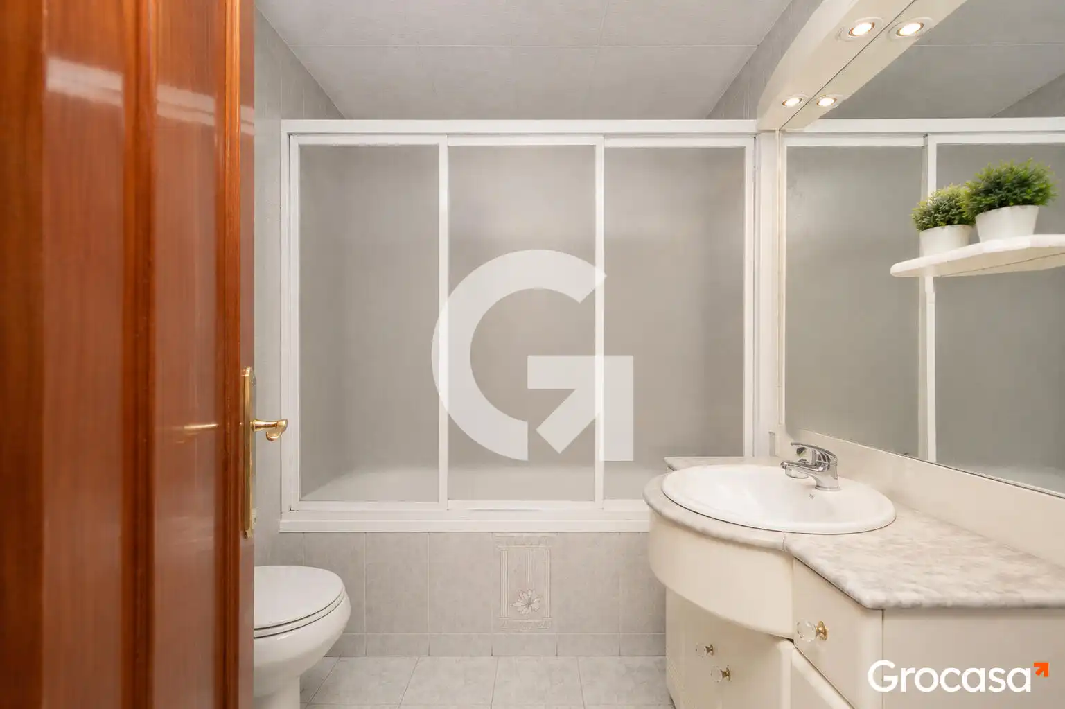 Bathroom of Flat for sale in Cornellà de Llobregat  with Air Conditioner, Furnished and Oven