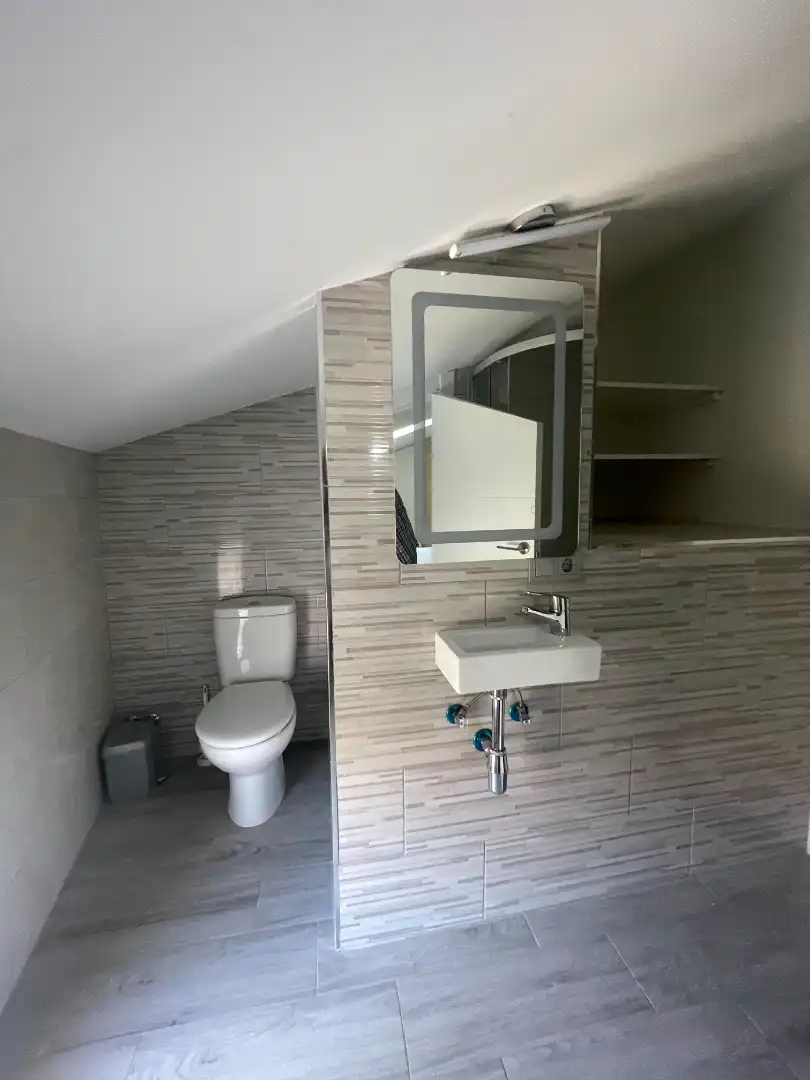 Badezimmer von Wohnung zur Miete in Trujillo mit Klimaanlage, Heizung und Abstellraum