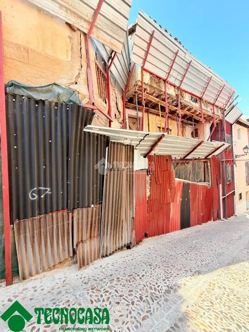 Vista exterior de Casa adosada en venda en Toledo amb Terrassa i Balcó