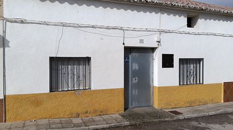**Casa Pareada en Sale - Oportunidad Única para Reformar**