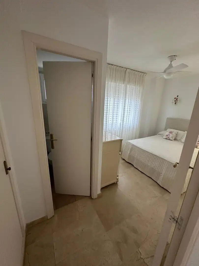 Dormitori de Pis de lloguer en Fuengirola amb Aire condicionat, Terrassa i Moblat