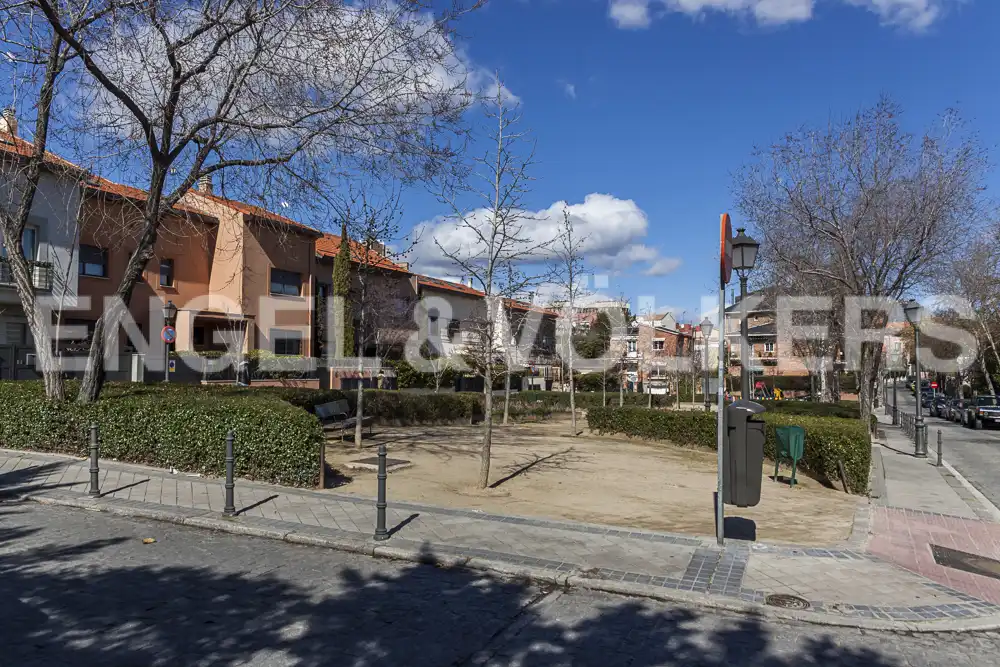 Außenansicht von Wohnung zum Verkauf in Madrid mit Klimaanlage, Heizung und Privatgarten