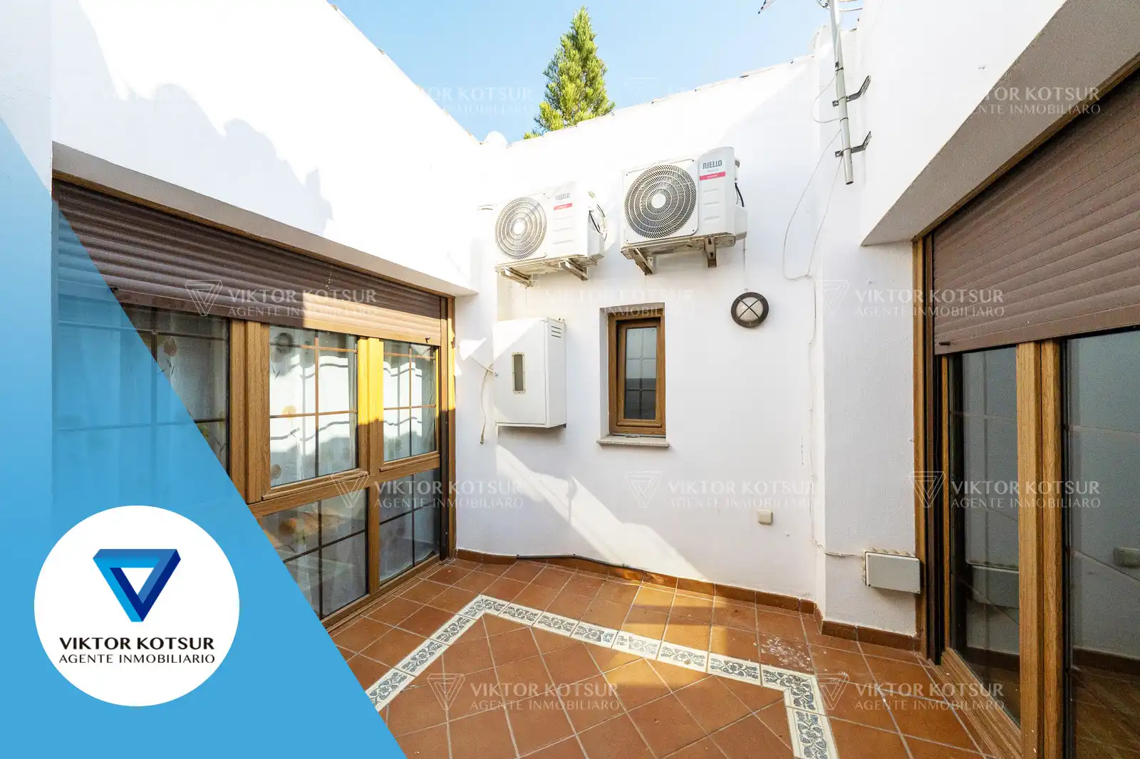 Vista exterior de Casa o xalet en venda en Roquetas de Mar amb Aire condicionat, Calefacció i Jardí privat