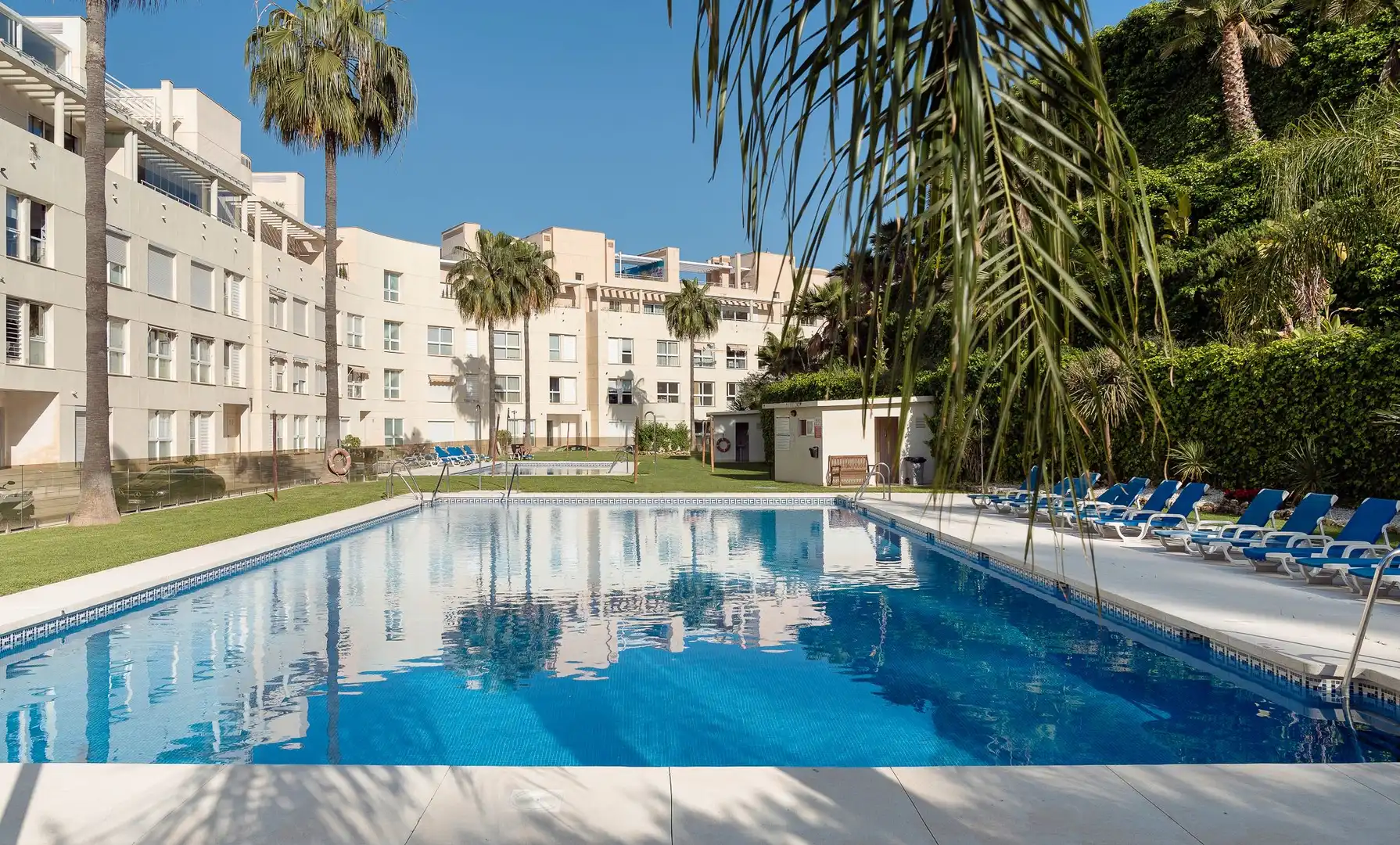 Piscina de Planta baja en venta en Marbella con Aire acondicionado, Calefacción y Jardín privado