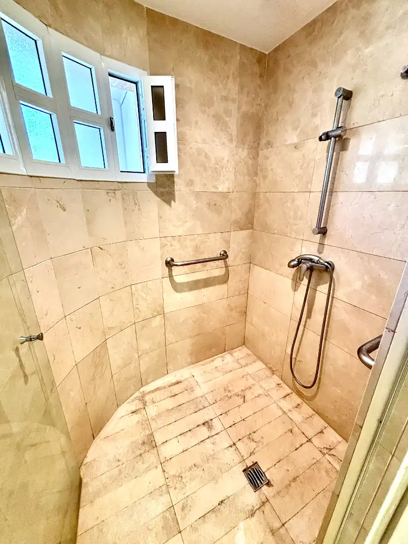 Badezimmer von Einfamilien-Reihenhaus zum Verkauf in Alicante / Alacant mit Klimaanlage, Privatgarten und Terrasse